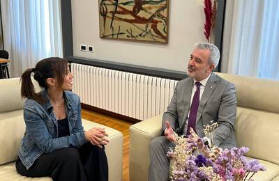 Jaume Collboni assegut parlant al costat de l'alcaldessa, Marta Farrés