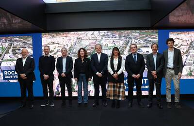 Els representants posen a l'escenari de presentació del projecte.