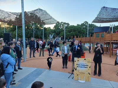 Torra dirigint-se al públic al costat de l'alcaldessa durant la inauguració de la nova zona d'esbarjo