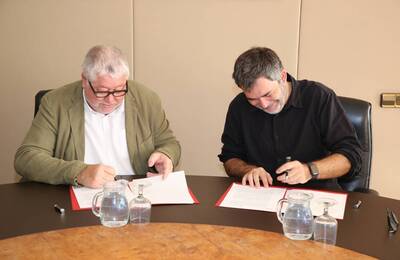 Moment de la signatura entre Antoni Balmón, vicepresident executiu de l'AMB, i l'alcalde de Tiana, Isaac Salvatierra