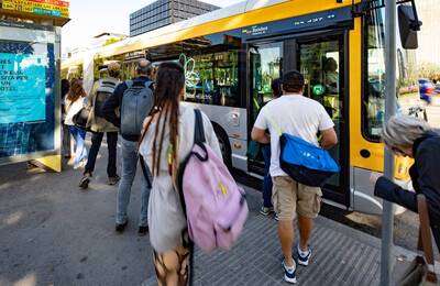 Viatgers pujant a un bus metropolità